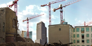 Baukräne drehen sich am Berliner Himmel