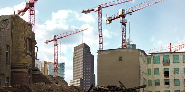 Baukräne drehen sich am Berliner Himmel Baukräne drehen sich am Berliner Himmel