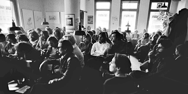 Schwarz-weiß Aufnahme von Besucherinnen und Besucher des Club Voltaire