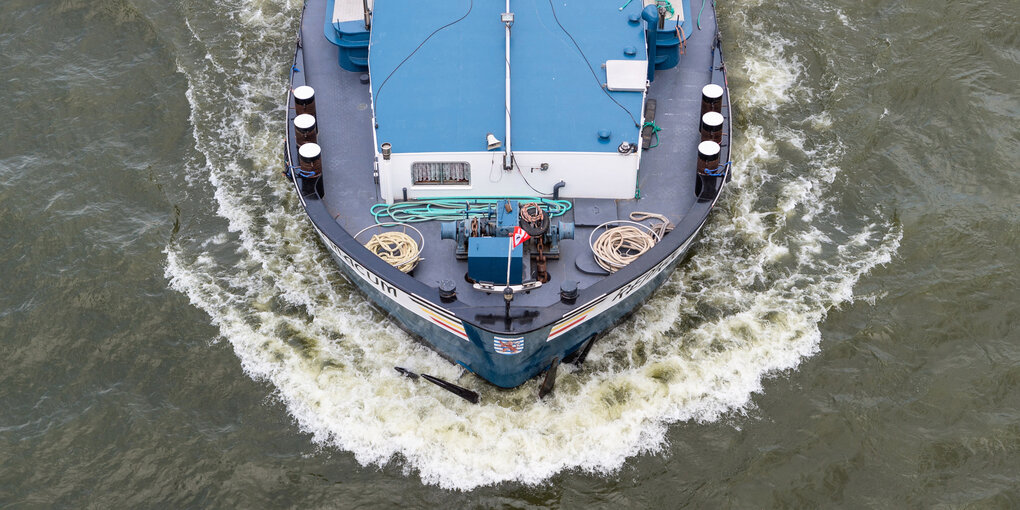 Aus der Vogelperspektive sieht man ein Schiff durchs Wasser fahren