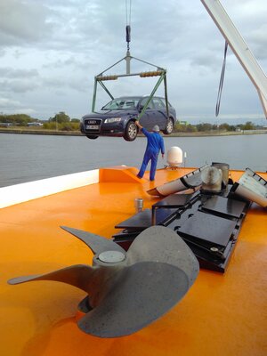 Ein Auto wird auf ein Schiff geladen Ein Auto wird auf ein Schiff geladen