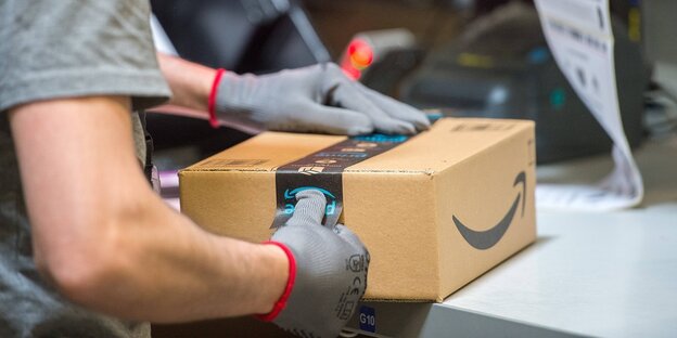 Ein Paket der Firma Amazon wird verpackt