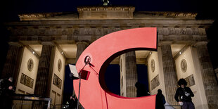 Der Buchstabe C vor dem Brandenburger Tor