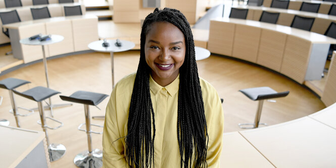 Aminata Touré posiert im Landtag von Schlweswig-Holstein