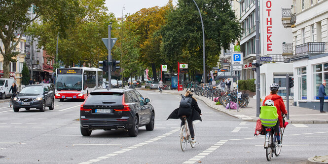 Radfahrer*innen auf der Osterstraße in Hamburg-Eimsbüttel