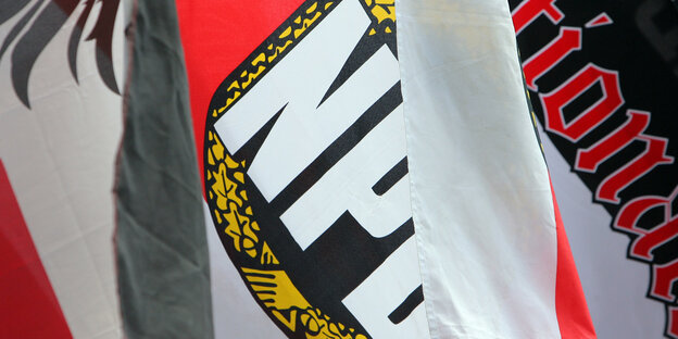 NPD-Fahne mit Parteilogo