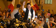 Eine Frau winkt, es ist Keiko Fujimori