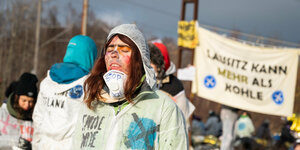 Aktivistin bei der Blockade von Bahngleisen, die zum Kohlekraftwerk Jänschwalde führen