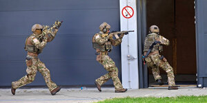 Kräfte des Kommandos Spezialkräfte der Bundeswehr dringen im Rahmen einer Vorführung bewaffnet in ein Gebäude ein
