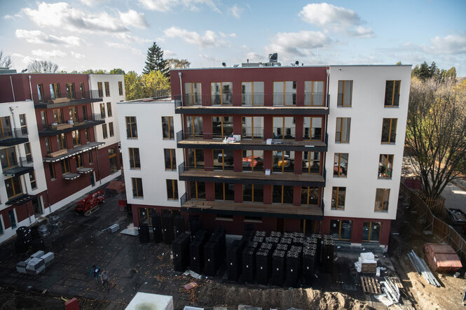 blick auf ein neu gebautes mehrfamilienhaus