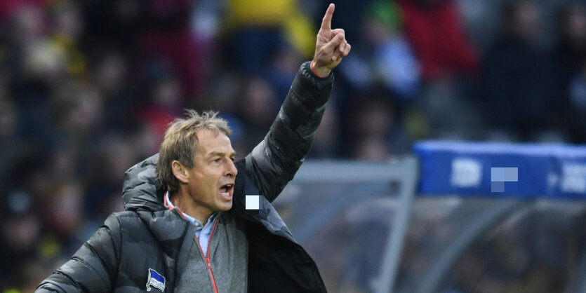 Klinsmann fuchtelt mit dem Arm