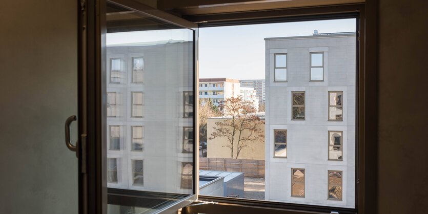 blick aus einem Fenster auf eine flüchtlingsunterkunft