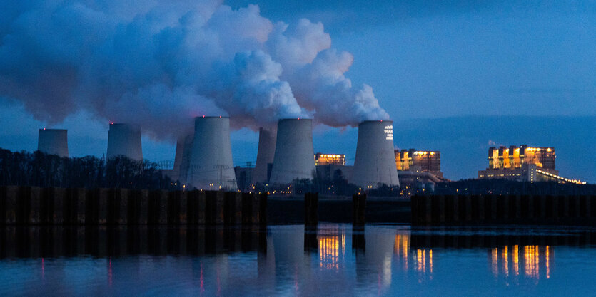 Wasserdampf steigt aus den Kühltürmen des Braunkohlekraftwerkes Jänschwalde der Lausitzer Energie Bergbau AG (LEAG) auf.