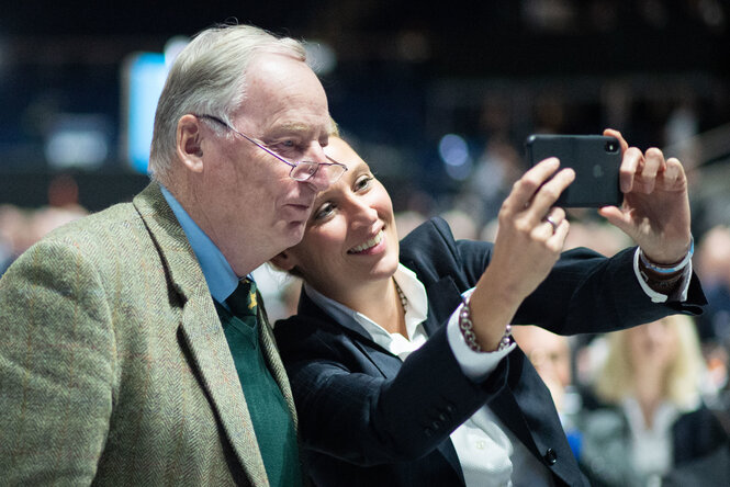 Ein Mann und eine Frau nehmen ein Selfie auf