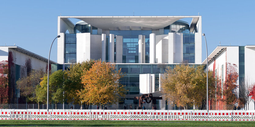 Das Bundeskanzleramt mit herbstlich gefärbten bunten Laubbäumen