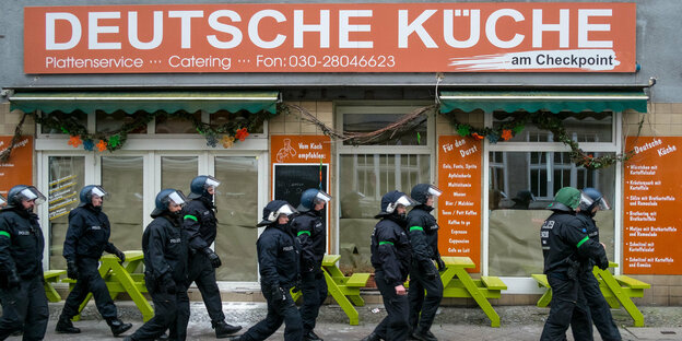 Polizei vor deutscher Küche.
