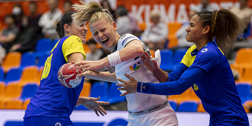 Zwei brasilianische Handballerinnen versuchen Kim Naidzinavicius aufzuhalten