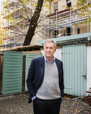 Christian Wulff steht in einem Hinterhof und hat die Hände in den Hosentaschen Christian Wulff steht in einem Hinterhof und hat die Hände in den Hosentaschen