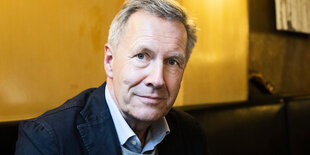 Christian Wulff vor einem gelben Hintergrund.