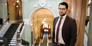 Jimmie Åkesson von den Schwedendemokraten reißt die Hände hoch vor Freude