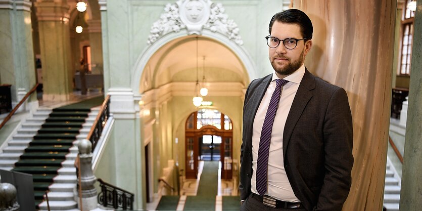 Jimmie Åkesson von den Schwedendemokraten reißt die Hände hoch vor Freude