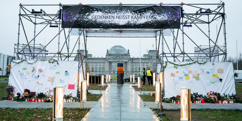 Säule vor dem Reichstag, Bühne, Plakate, Kerzen