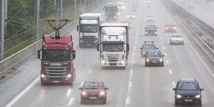 LKW mit Oberleitung auf der A5 bei Weiterstadt