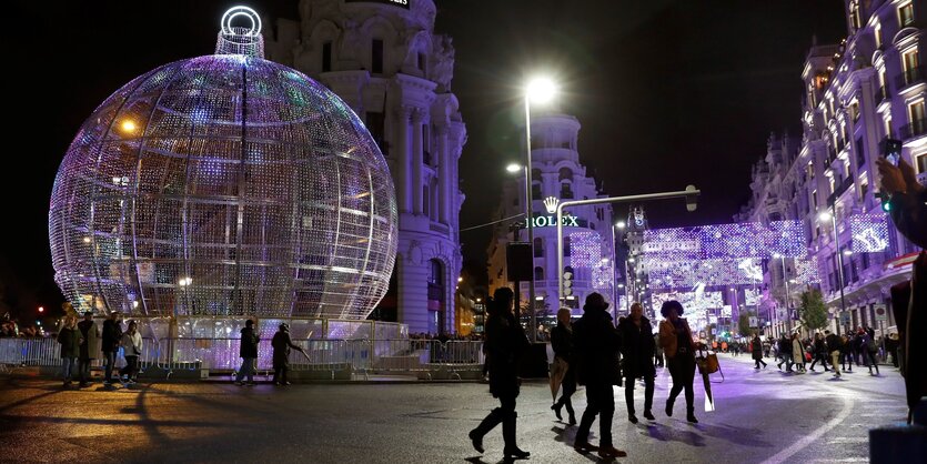 Weihnachtskugel und Beleuchtung über einer Strasse