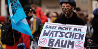 Sägt nicht am Watschenbaum steht auf dem Schild eines Demonstranten vom ADFC