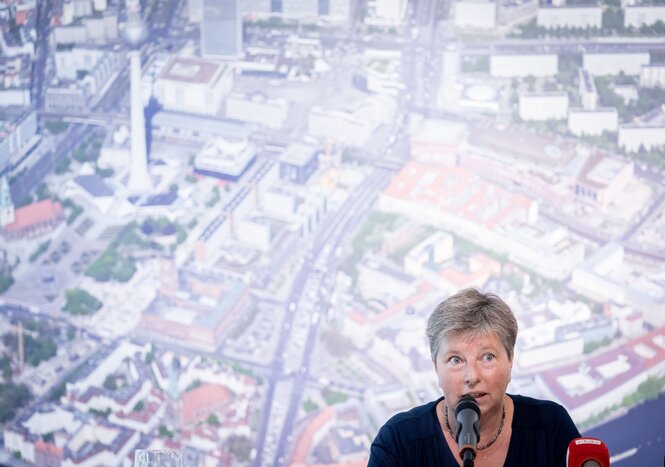 Berlins Bausenatorin Katrin Lompscher spricht in ein Mikrofon