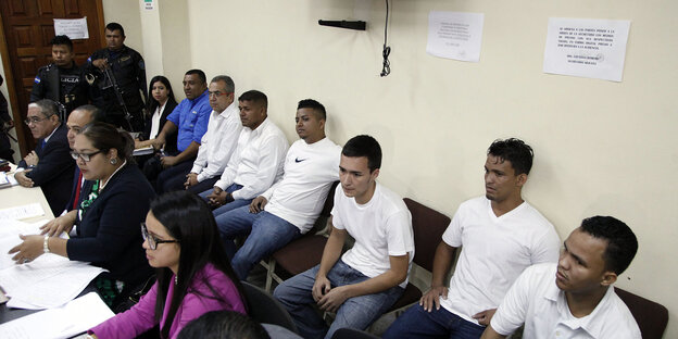 Männer und Frauen in einem Gerichtssaal in Honduras