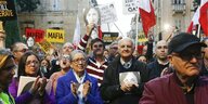 demonstration auf malta, angeführt von den 81jährigen eltern der 2017 getöteten journalistin daphne caruana galizia