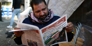 Mann in Bagdad liest im Magazin "Tuk-Tuk"