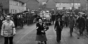 Trauernde ziehen durch die Straßen bei der Beerdigung von Bobby Sands.