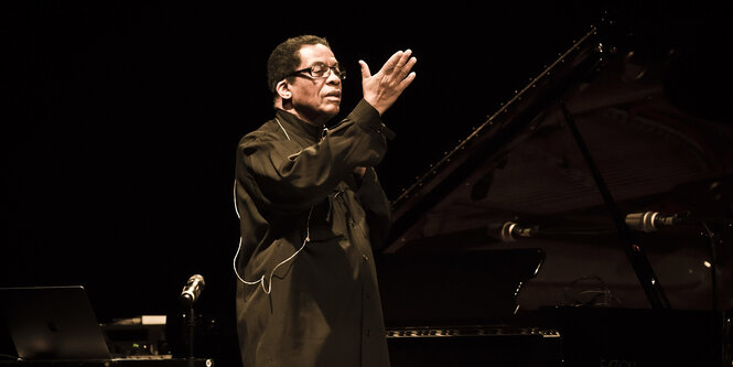 Der US:Jazzmusiker Herbie Hancock performt in der Berliner Philharmonie