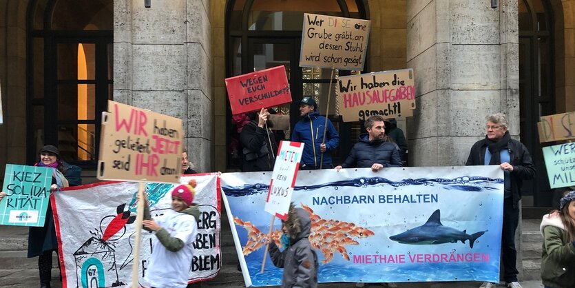 Mieterinnen protestieren mit Schildern und Plakaten