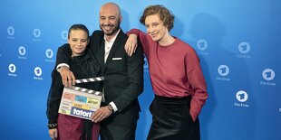 2 Frauen und ein Mann mit einer Tatortklappe