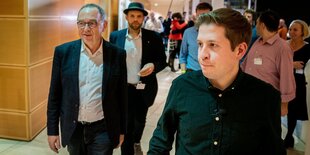 Norbert-Walter Borjans (SPD, l) geht nach der Bekanntgabe des Ergebnisses der Abstimmung zum SPD-Vorsitz im Willy-Brandt-Haus neben Kevin Kühnert (SPD, r), Bundesvorsitzender der Jusos, durch die SPD-Parteizentrale.