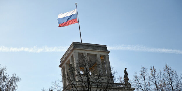 Russische Fahne auf Gebäude