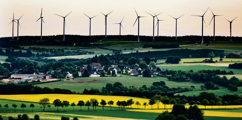 Eine grüne Landschaft mit vielen Windrädern