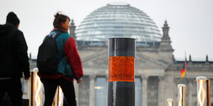 Die Gedenksäule des Zentrums für politische Schönhei, im Hintergrund ist die Kuppel des Bundestags zu sehen