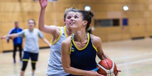 zwei Junge Basketballspielerinnen beim Kampf um den Ball