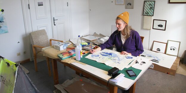 Künstlerin Anna Schölß in ihrem Atelier im Kloster Künstlerin Anna Schölß in ihrem Atelier im Kloster