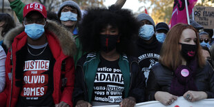 BLM-Protestierende mit Banner in Paris