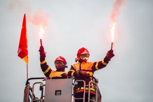 Feuerwehrmänner machen Feuer