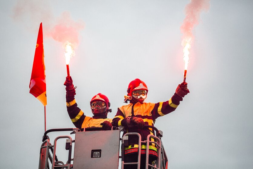 Feuerwehrmänner machen Feuer