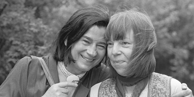 Christa Wolf und Sarah Kirsch bei einem Treffen 1985 in Hamburg
