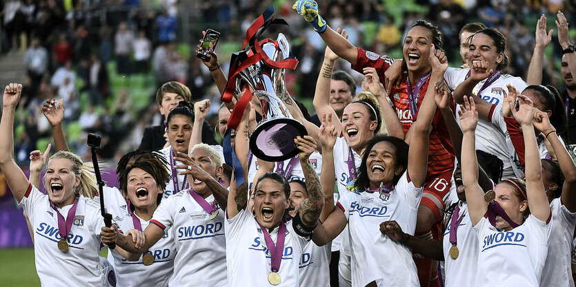 Spielerinnen mit Pokal