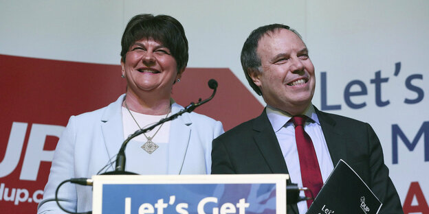 Arlene Foster und Nigel Dodds lachen bei einem Wahlkampftermin