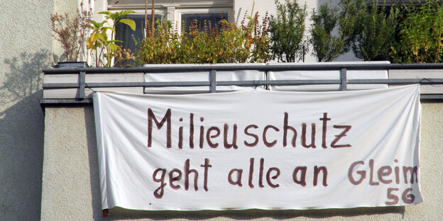 Ein Banner zum Milieuschutz an Berliner Balkon